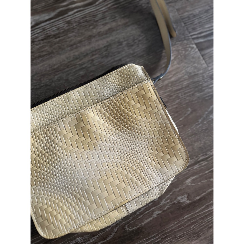 Patricia Nash Cream Crossbody Bag Color: Rattan Real Leather STYLE: P457323 - Picture 4 of 13